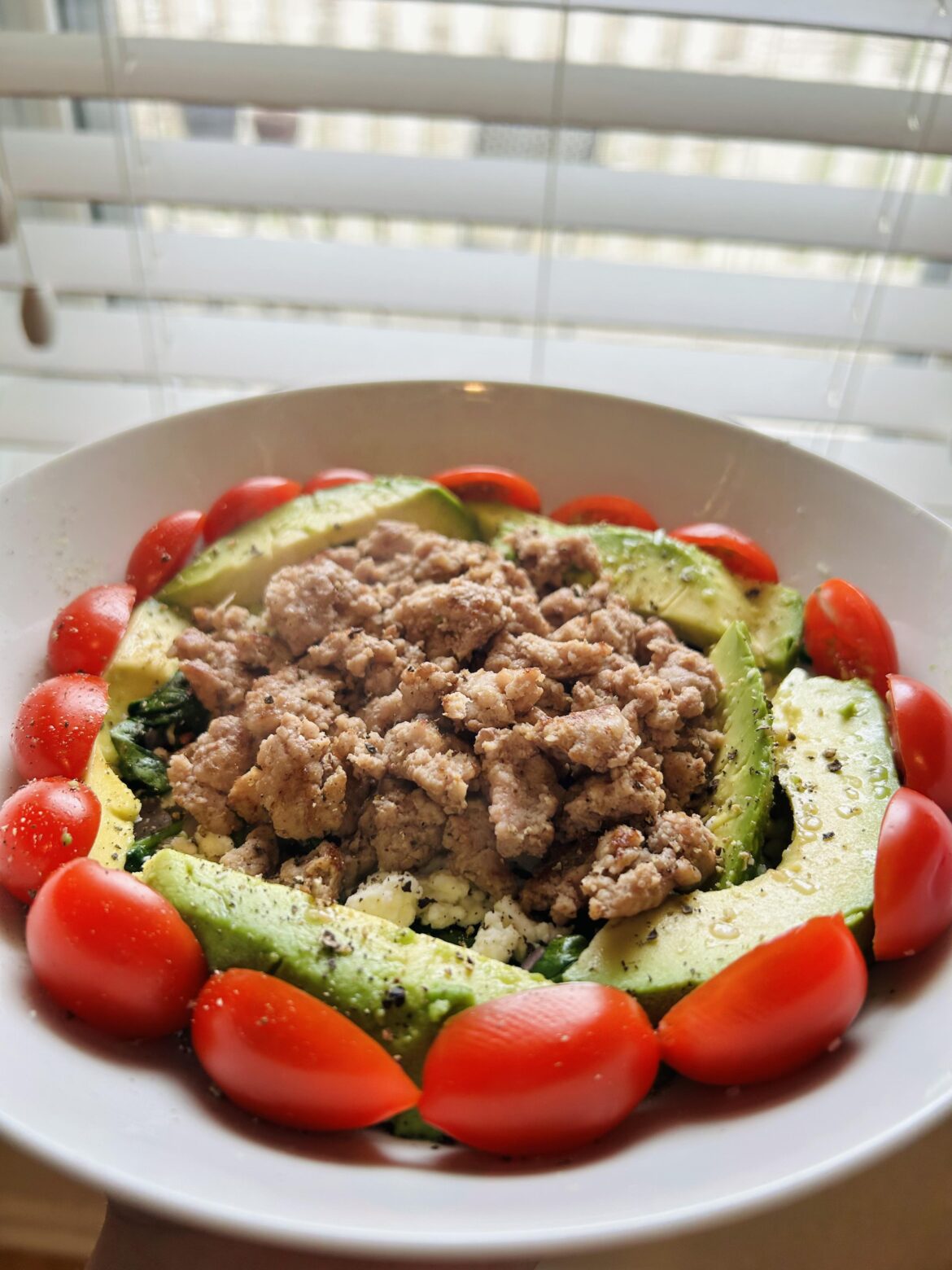 Breakfast bowl with ground turkey over sautéed spinach cooked with avocado oil with red onion & feta. Half avocado & cherry tomatoes. Wasn’t in the mood for an egg today! ~425cal