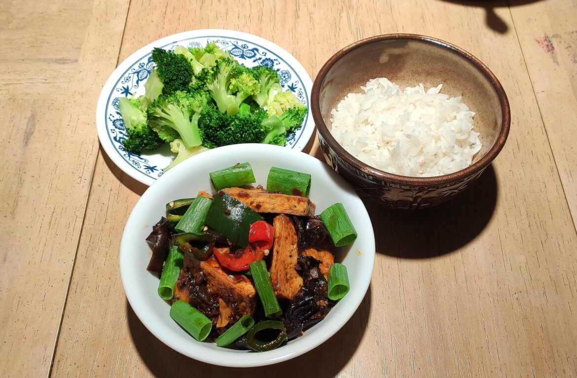 Sichuan jiachang doufu ('homestyle tofu') with xiangyou xilanhua ('sesame oil broccoli') and rice :)