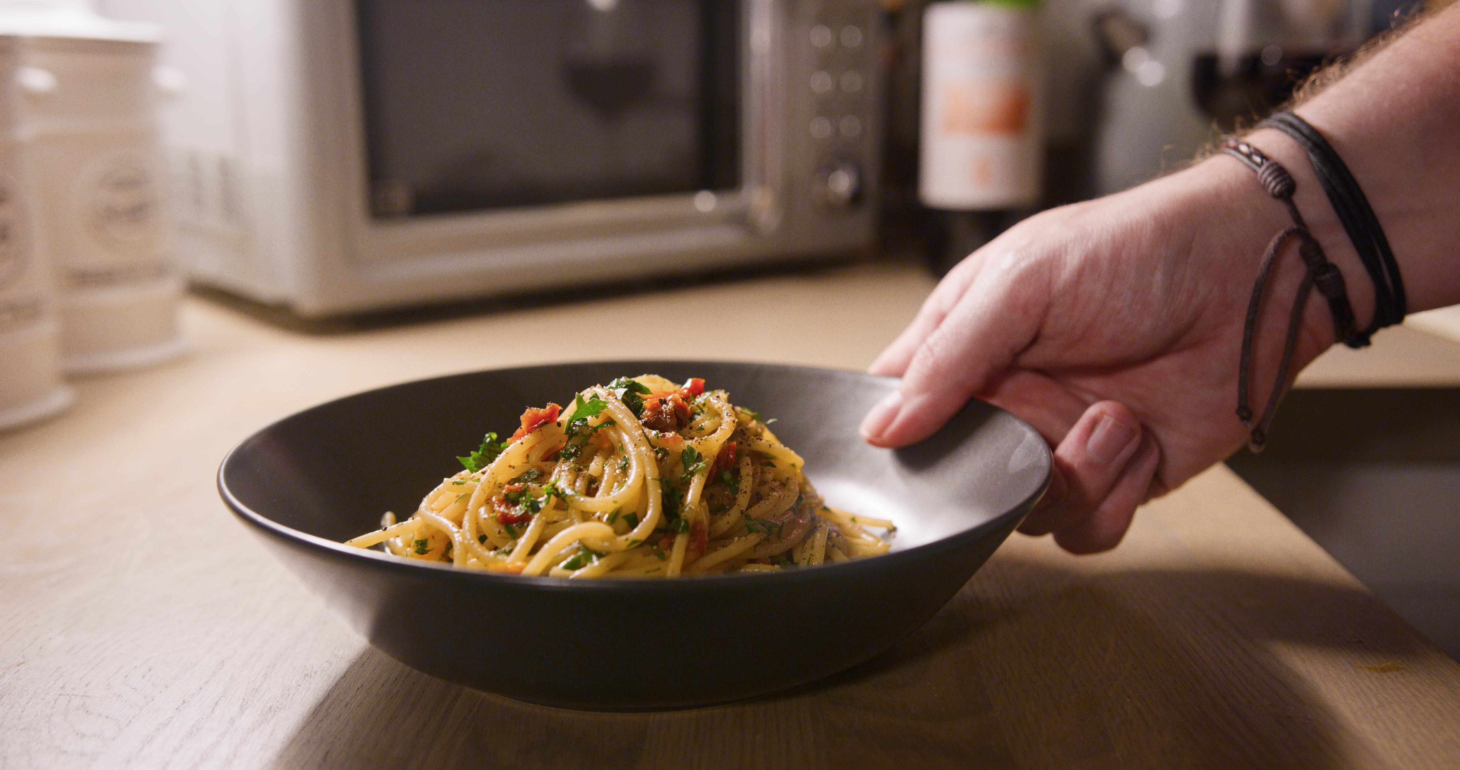 spaghetti aglio e olio with sun dried tomatoes Dining and Cooking