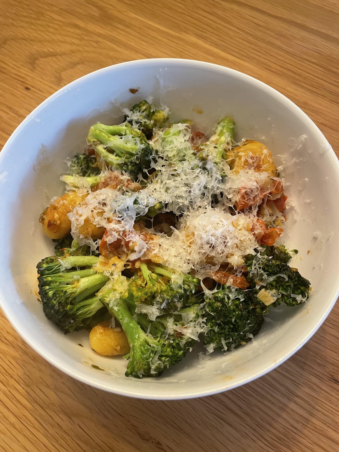 550 Calorie Dinner Pesto Gnocchi with Broccoli and Cherry Tomatoes