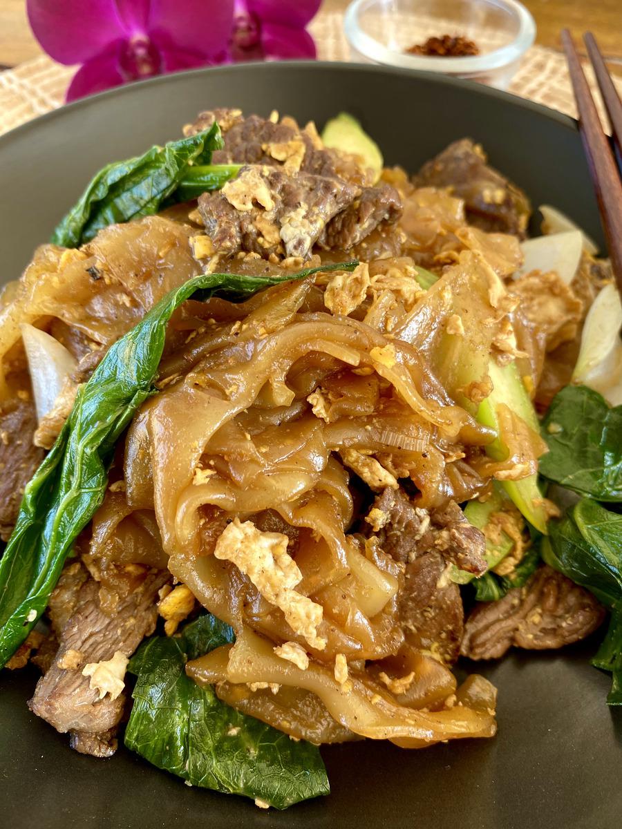 pad-see-ew-with-beef-dining-and-cooking