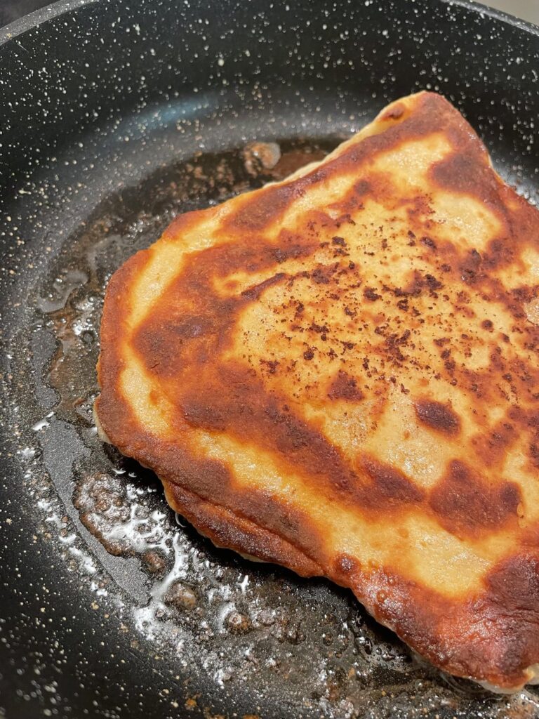 Vegetarian Gouda stuffed naan! Roll in some sesame seeds for some umami flavor. Anyone made naan before ? If so, what’s your favorite thing to eat it with ?
