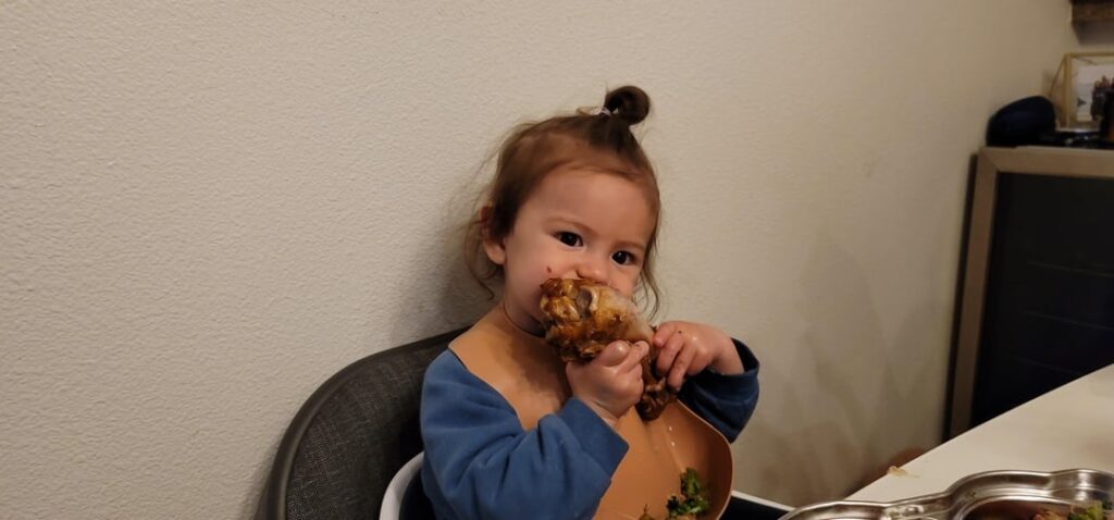 First time trying 족발! 우리 아기는 족발을 너무 좋아해!