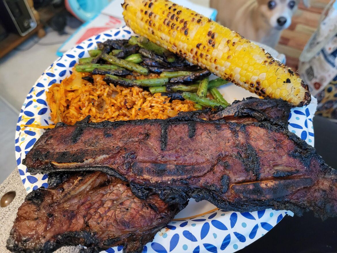 My roommate cooked a 🔥 lunch today. Galbi with kimchi fried rice, sauteed green beans, and grilled corn on the cob
