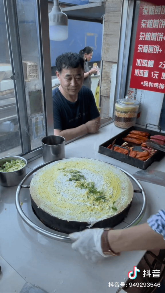 Making jianbing in Weihai, Shandong