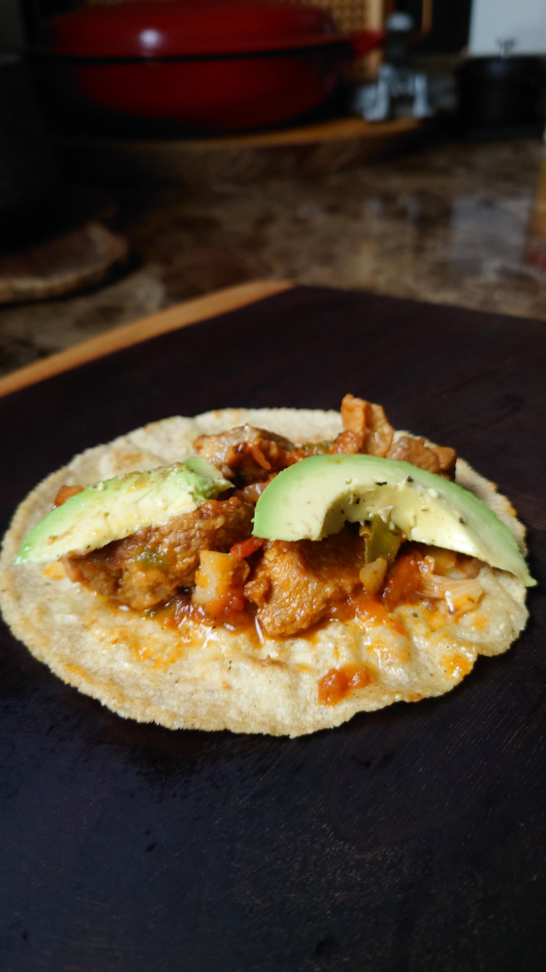 Chicharrón en salsa martajada, frijoles refritos, tallarines rojos
