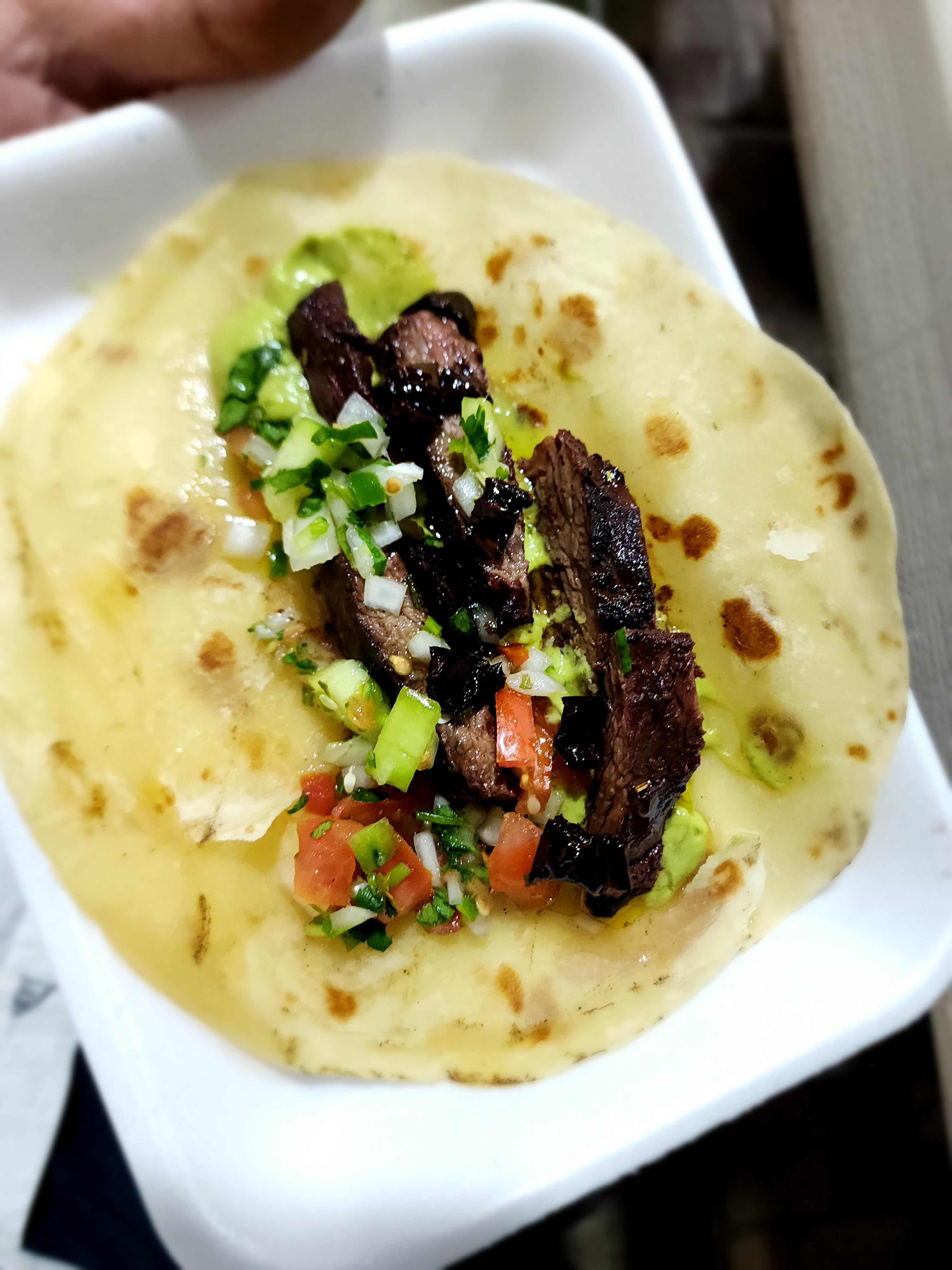 tacos de tablitas de lomo con guacamole y chicharrón de serrano