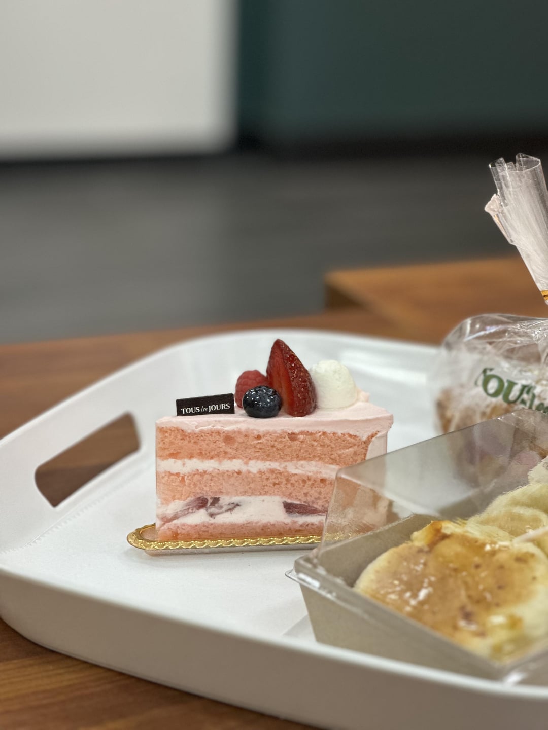 뚜레쥬르 / tous les jours Strawberry cake & honey cheese pancake Dining