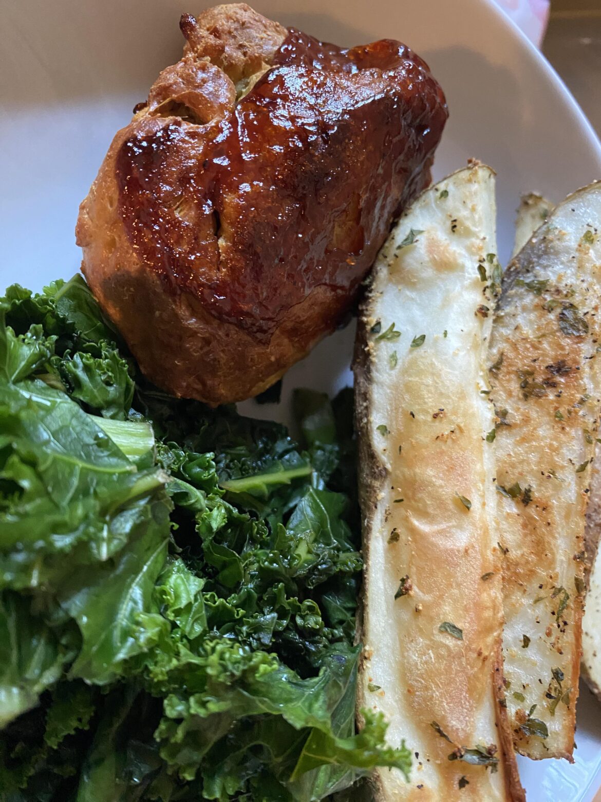 15 min air fryer seitan with bbq, sautéed kale and roasted wedges