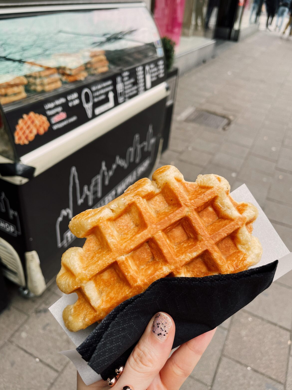 Waffle in Antwerp! They say their waffle doesn’t need any toppings😋