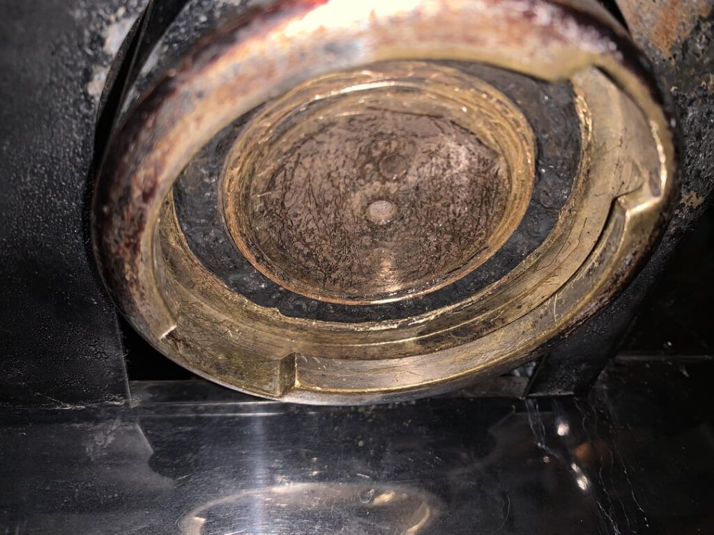 Any tip to remove this brutally old and damaged/petrified rubber gasket seal please?
