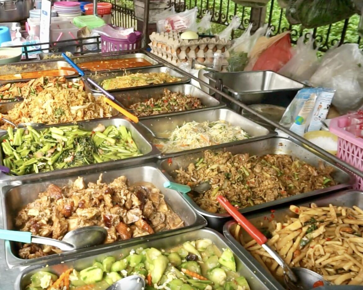 🇹🇭 Lumpini Park’s cheapest buffet