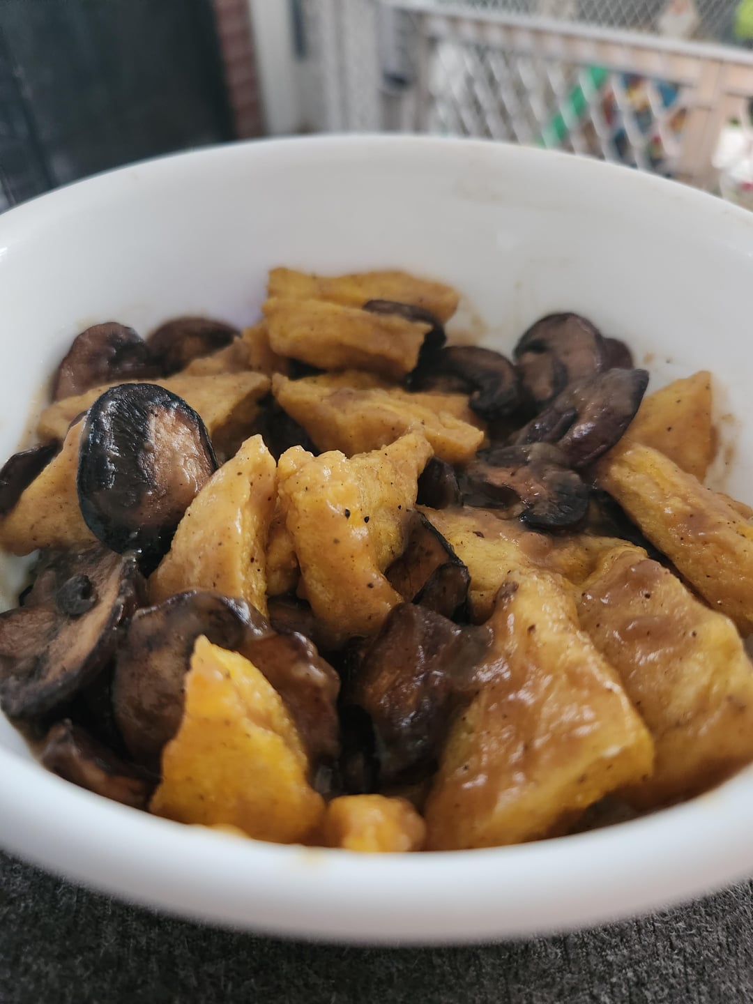 Polenta w/mushroom gravy. 550ish cal, 1lb cooked, real ingredients