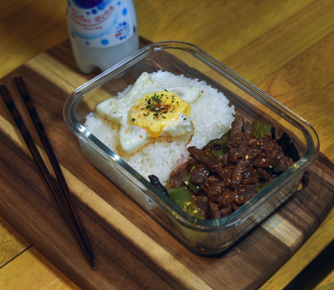 Egg, Rice, and Beef and Green Pepper Stir-Fry (Chinjao Rosu) Bento