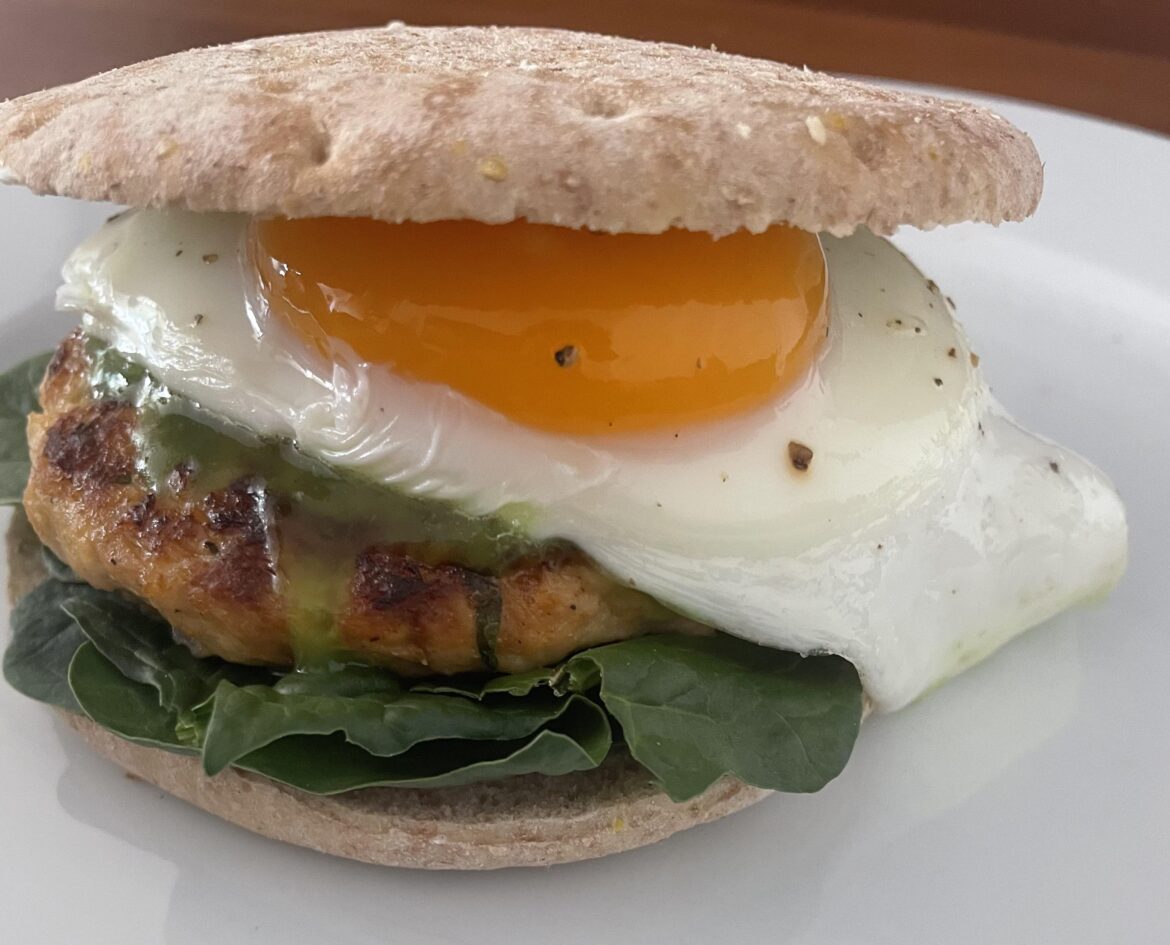 Chicken burger with spicy green habanero sauce and fried egg 🐓 🥚