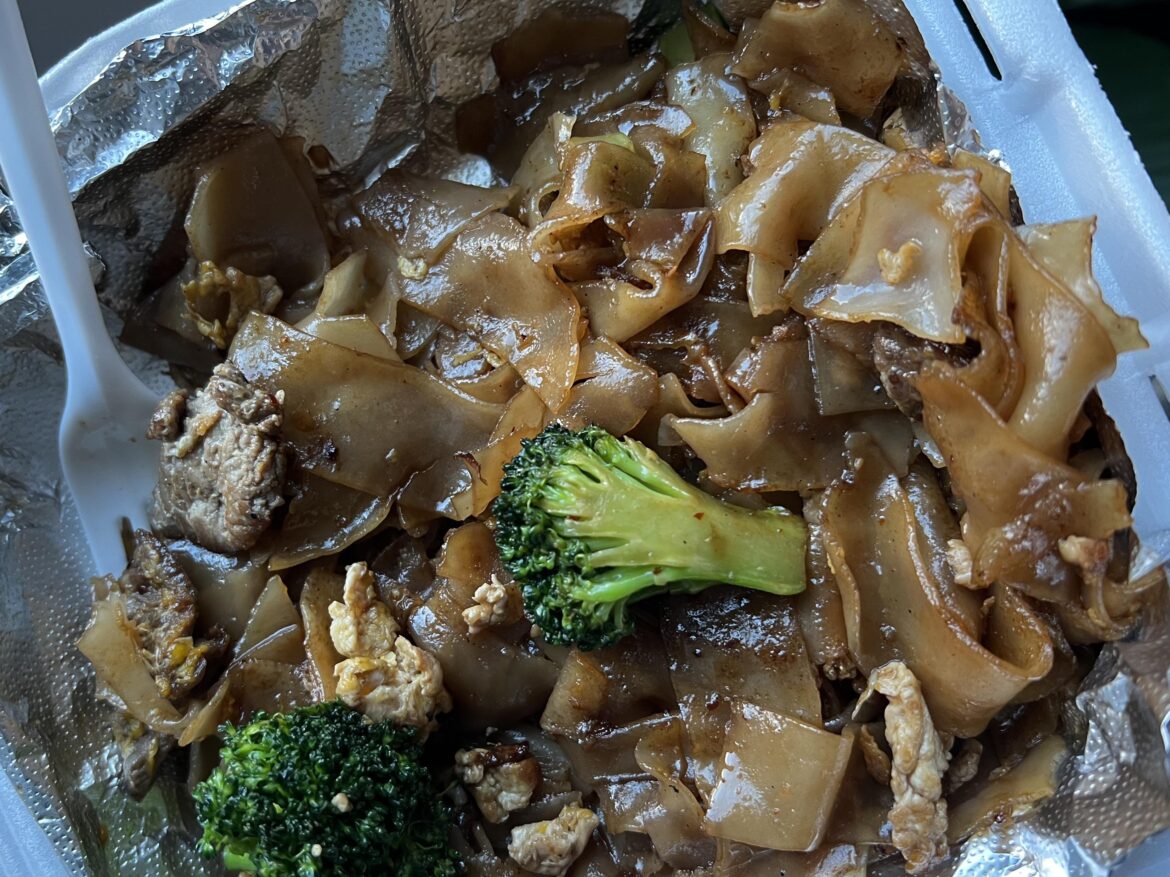 took everyone’s advice and got khun dang and wow !!!!!!!! pad see ew + beef 10/10