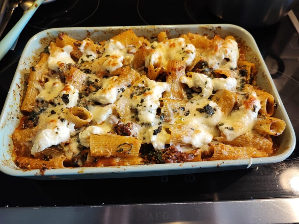 Pasta bake with spinach and ricotta