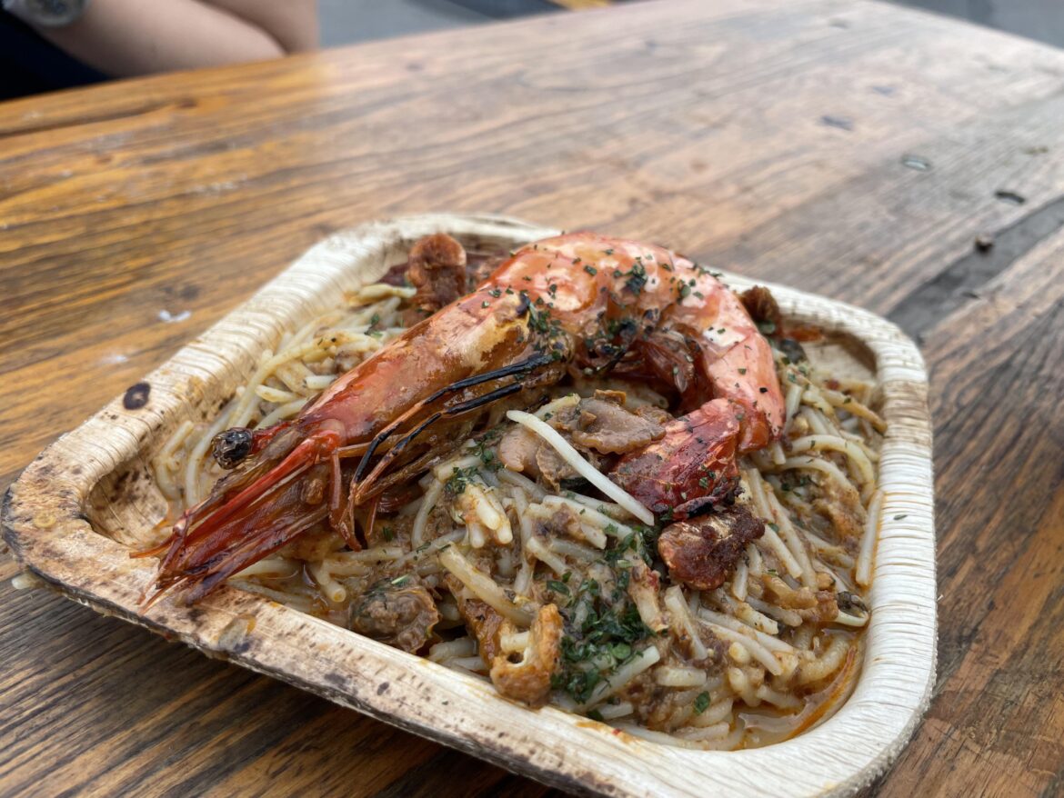 Piquant dry laksa in Singapore