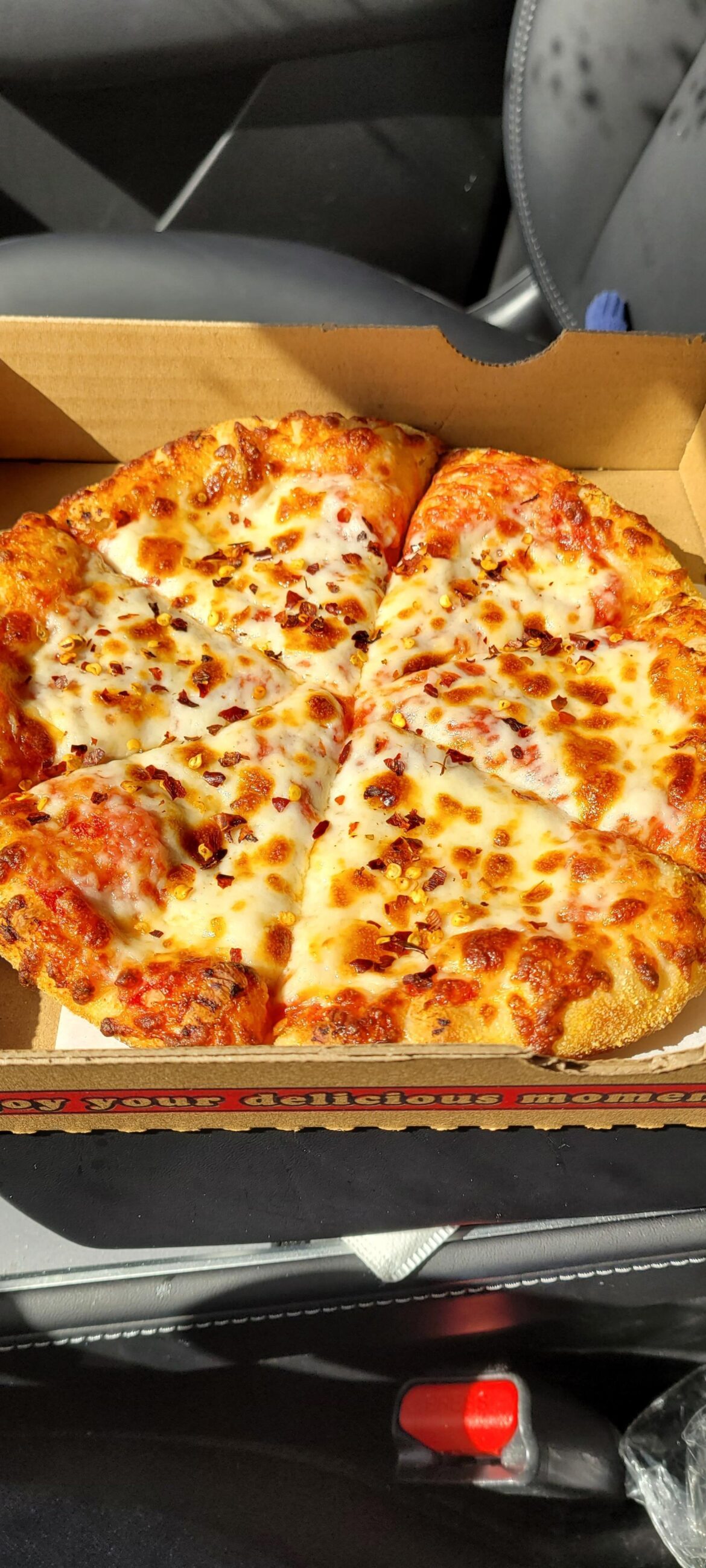 Personal pizza, cheese & Supremo Italiano crushed red pepper @ Palisades Pizza