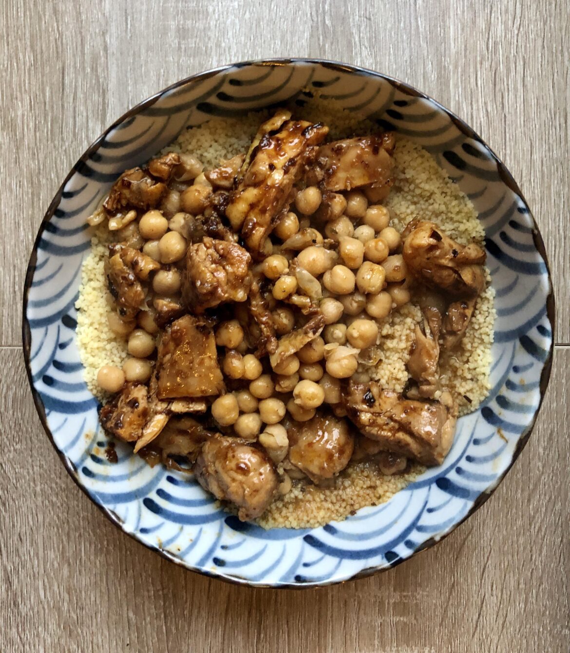 Wheat semolina with greek pea soup and grilled chicken thighs - 3€ Meal