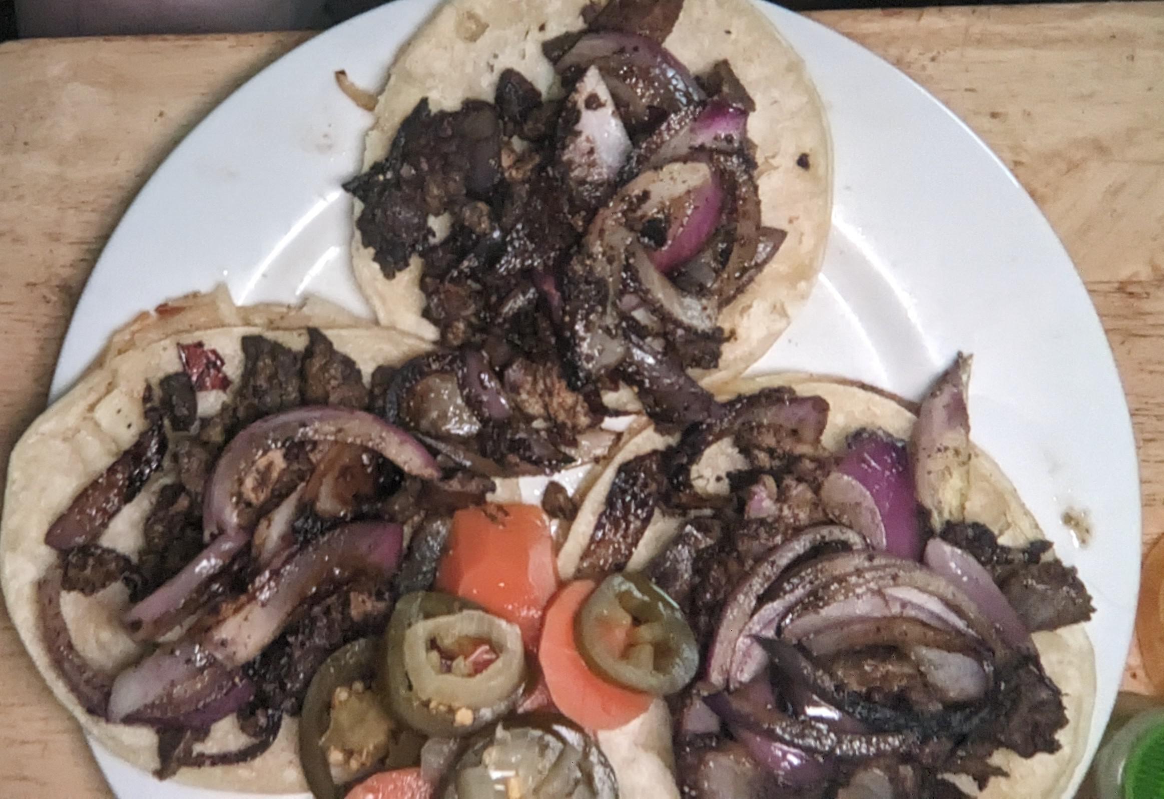 Tacos dorados con higado de pollo y cebollas de la plancho y verduras ...