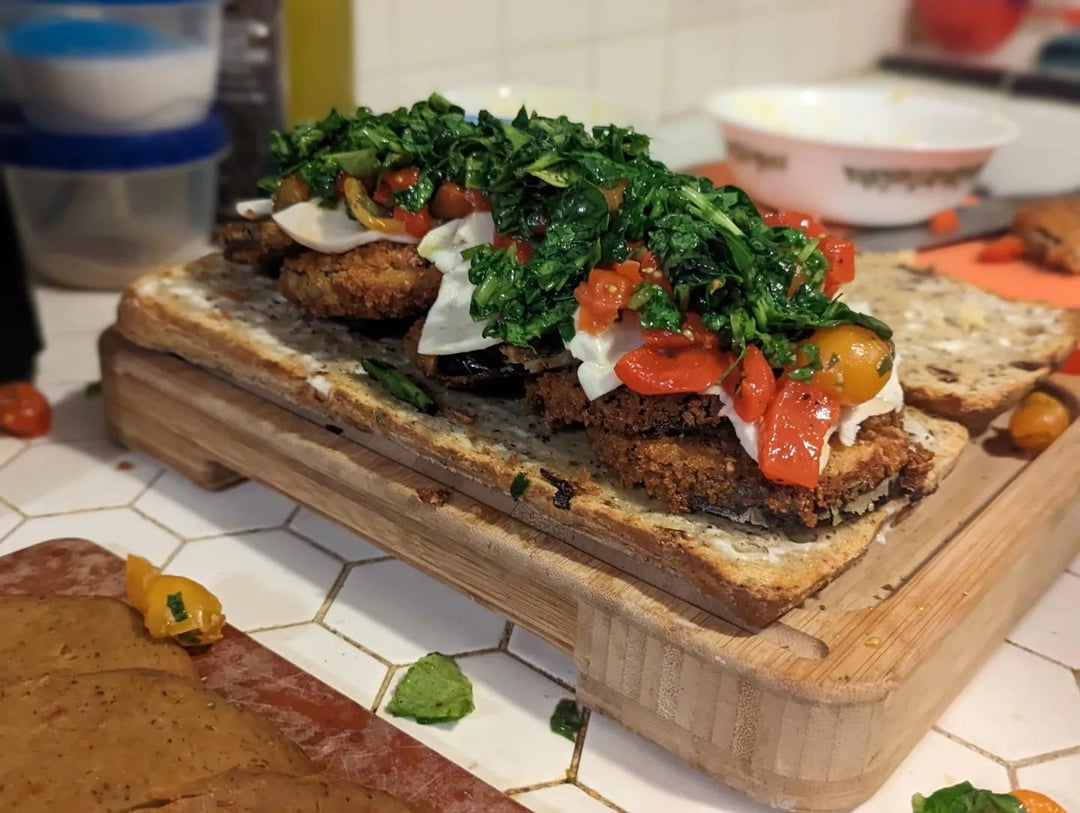 [Vegan] Fried eggplant, cashew mozzarella, "prosciutto", basil