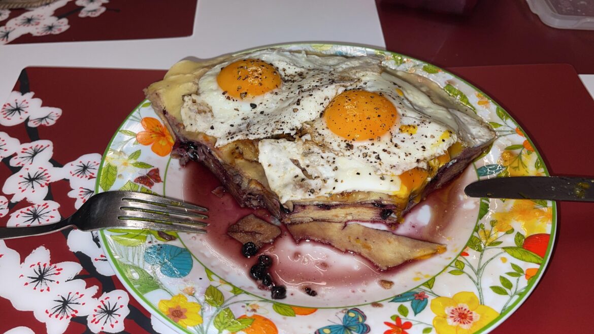 Whey crepe with maple sirup, blueberries and eggs on it 🤤