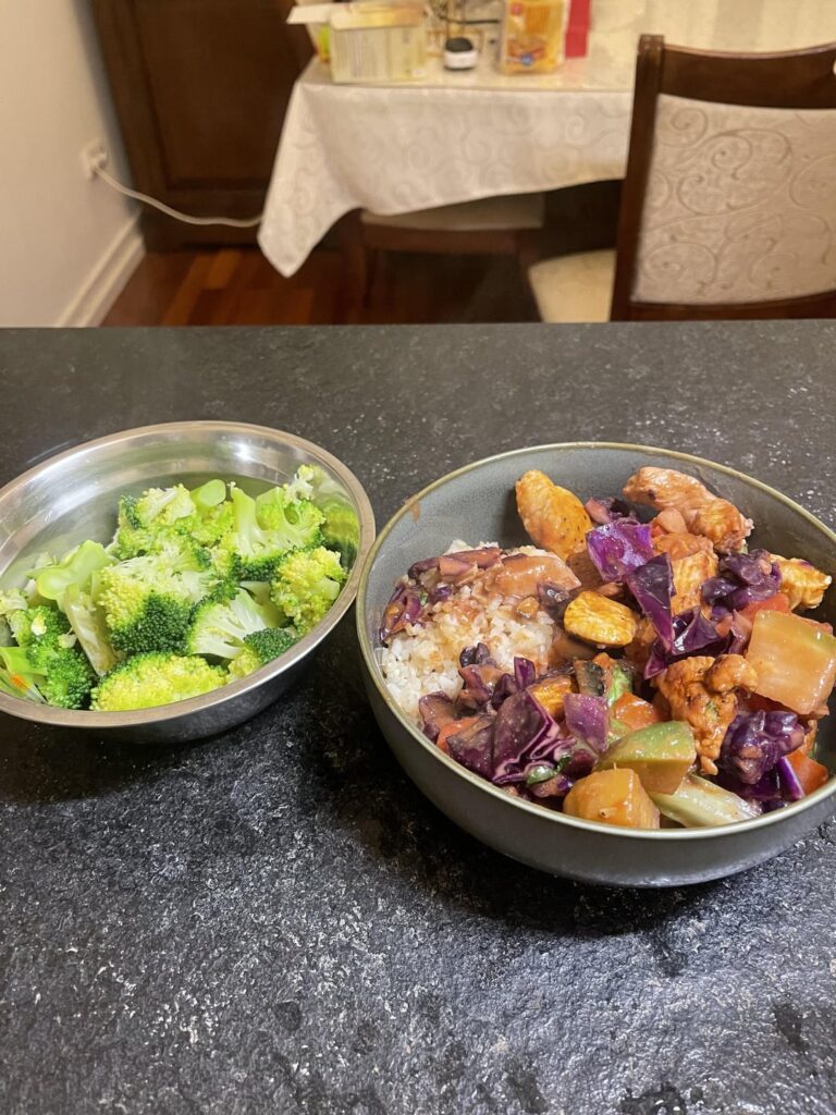 Dinner is served! 500 calories, great volume:) Chicken stir fry with peanut sauce, red cabbage, tomatoes and root vegetables. Underneath is a dump of cauliflower rice and had some broccoli too🥦