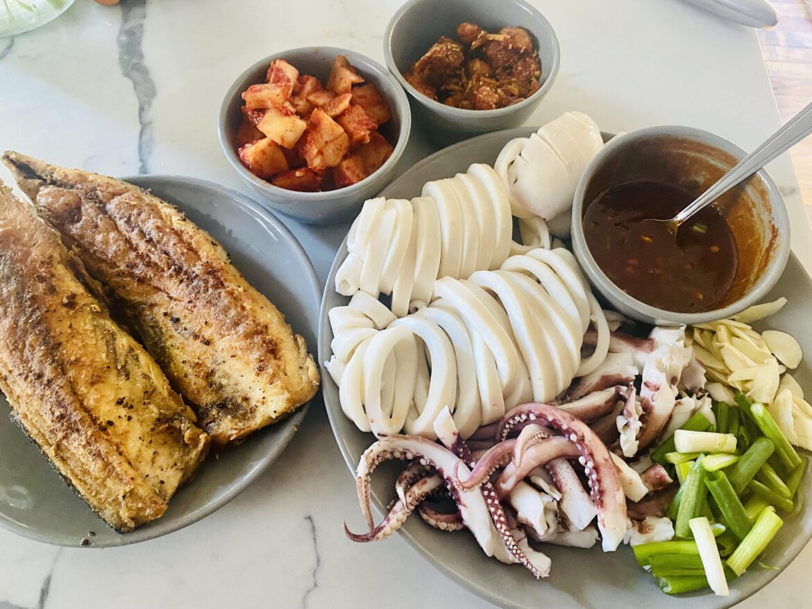 Made a quick dinner tonight. Grilled mackerel, marinated crabs, kimchi and squid. 💛
