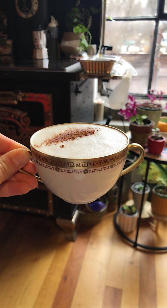 latte especial en esta casa: espresso+honey, biscoff infused oat milk ~frothed~ y pumpkin pie spice