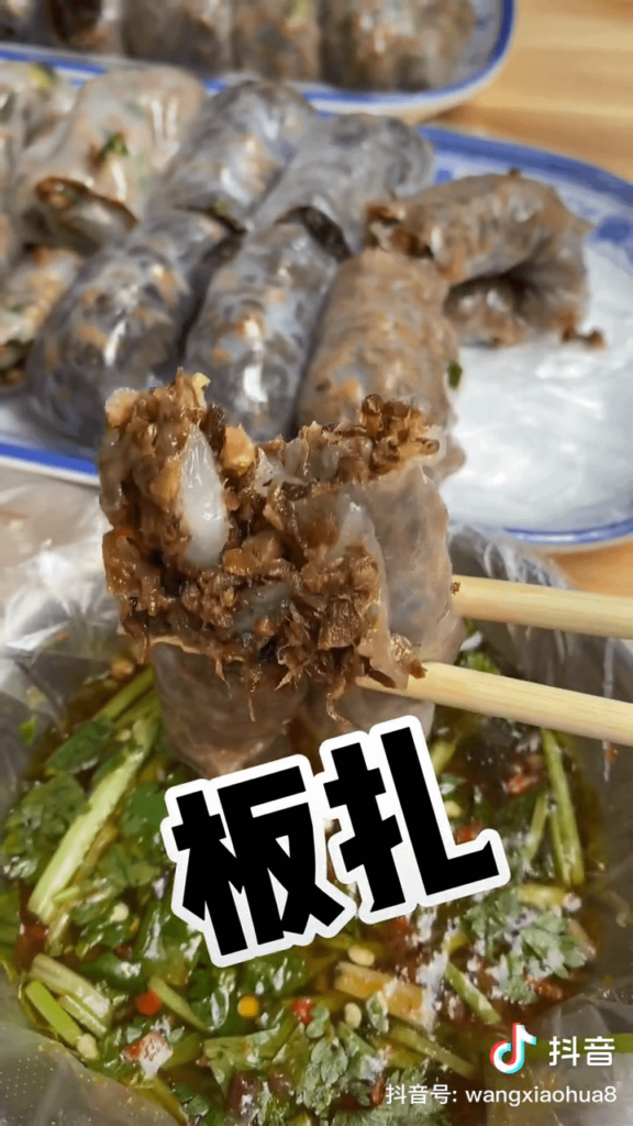 Making xiaojuanfen (小卷粉) in Kunming, Yunnan. It's rolled up wood ear, minced meat, shiitake, scallion with some lemon and chili wrapped in rice milk skin