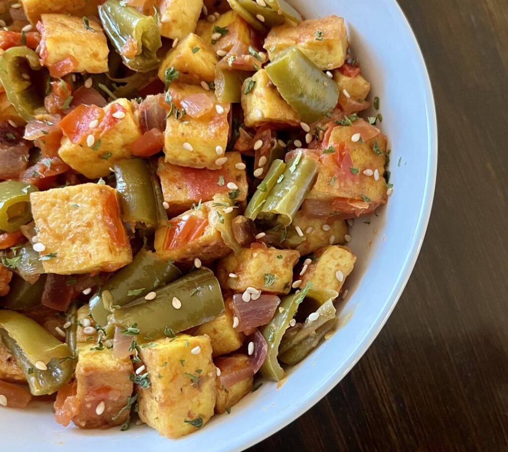 Tofu stir-fry with bell pepper and tomatoes.
