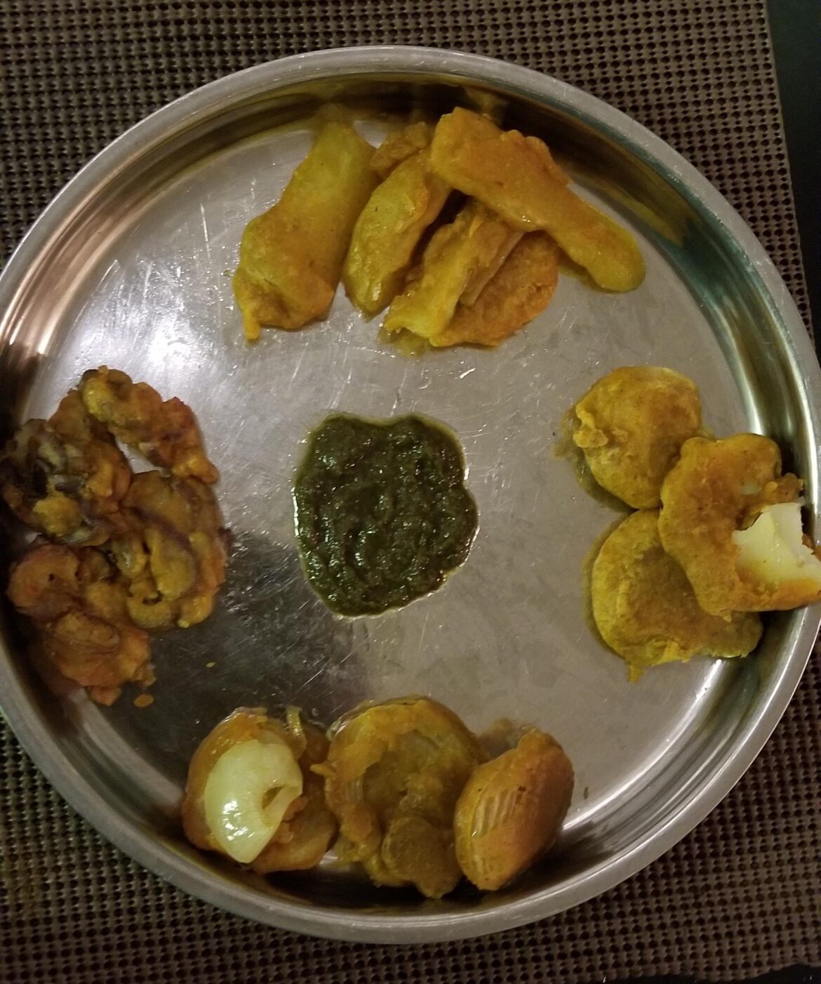 Me and husband got a craving for bhajjias/pakoras so made chilly pakora(at the top), Onion pakoras(down), Potato bhajjia(right) and eggplant pakoras(on left)....just with all veggies available at home!