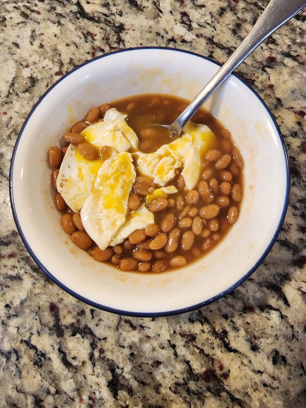Baked beans with an egg.
