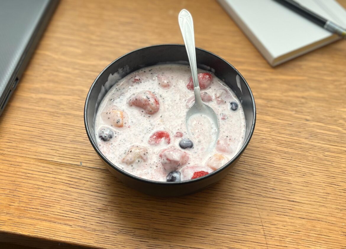 High protein fruit and yogurt bowl! 291 calories and 25g protein