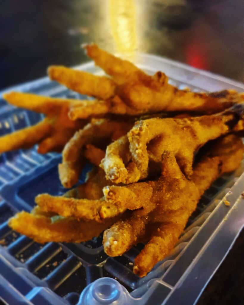 Fried chicken feet, crispy oyster omelette & tricoloured milk tea @ Siniawan Night Market, Sarawak, Malaysia