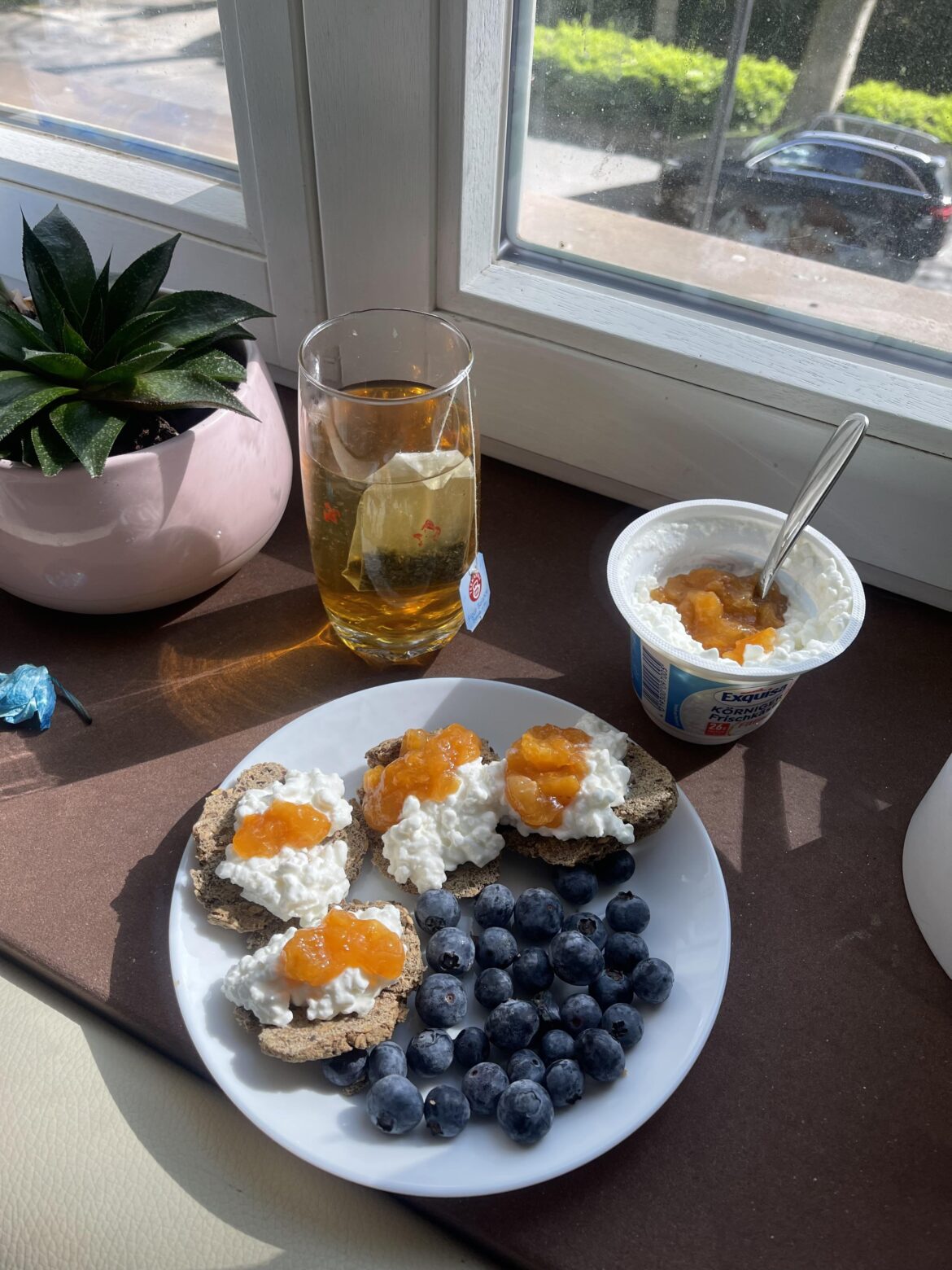 Homemade low carb protein bread with cottage cheese and sf jam! (330🫐40g protein😋)