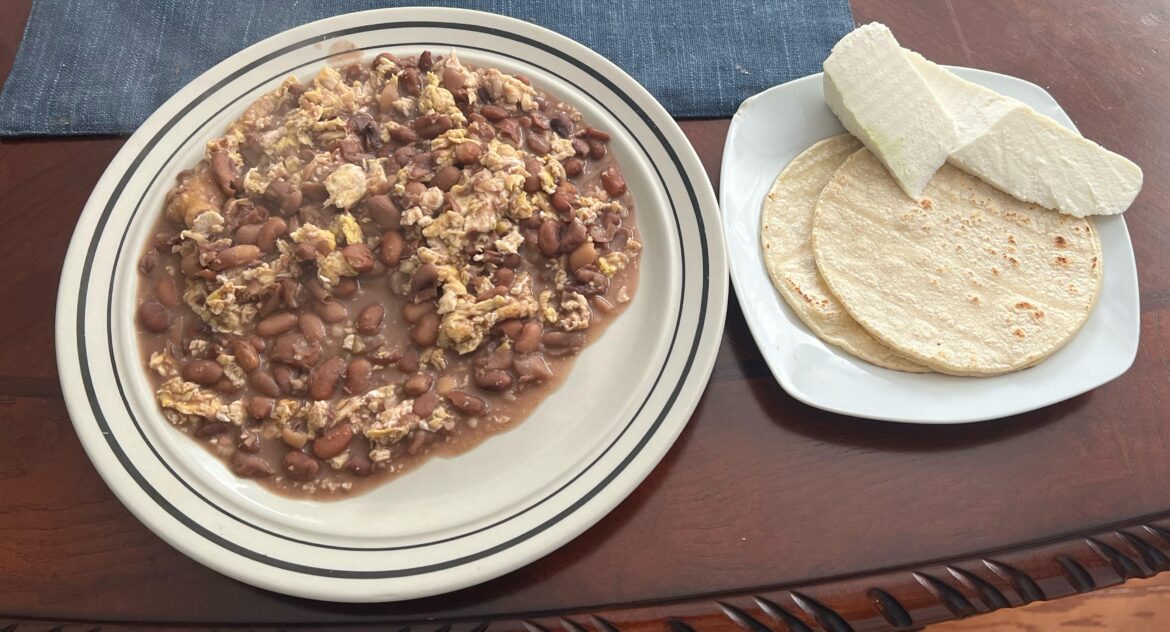 Huevos con frijoles fritos y queso fresco