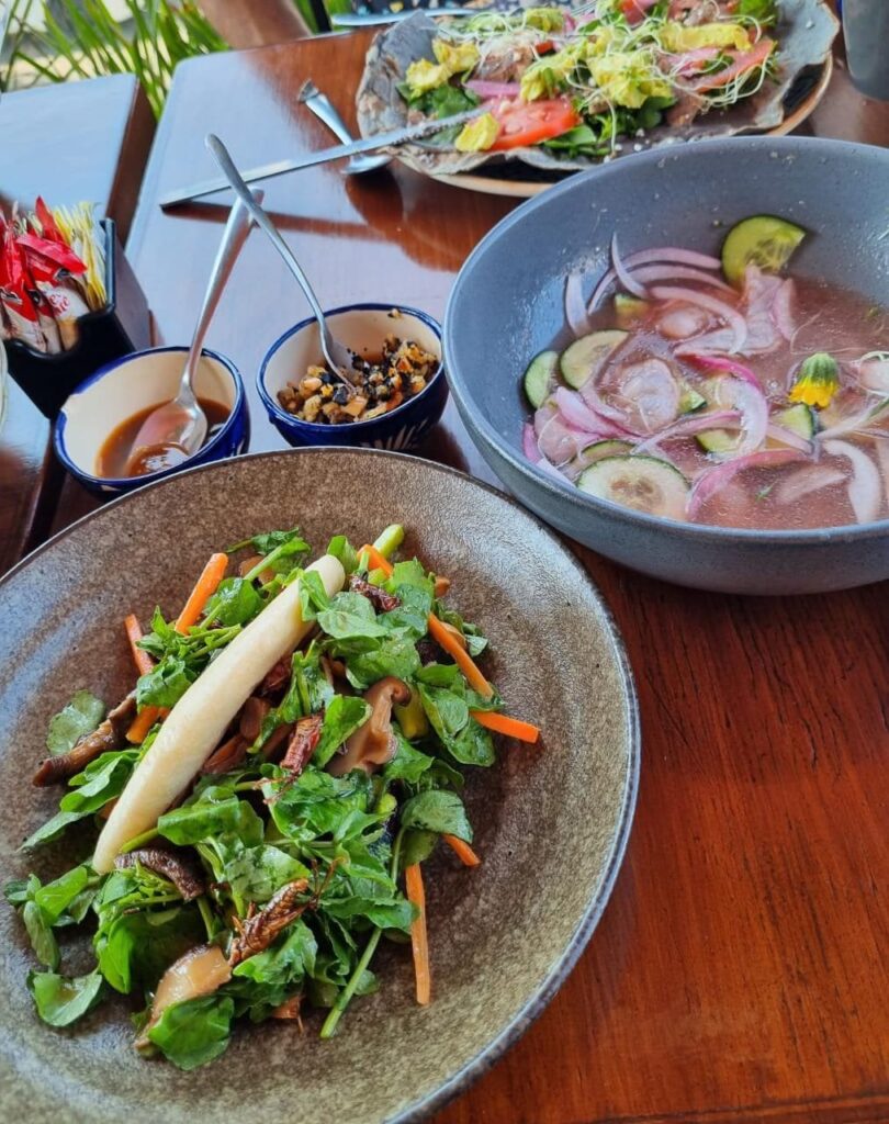 Taco de labio con papalo y chapulines en Bao, aguachile de habanero y xoconostle (cocina fusion?) , GDL, Jal