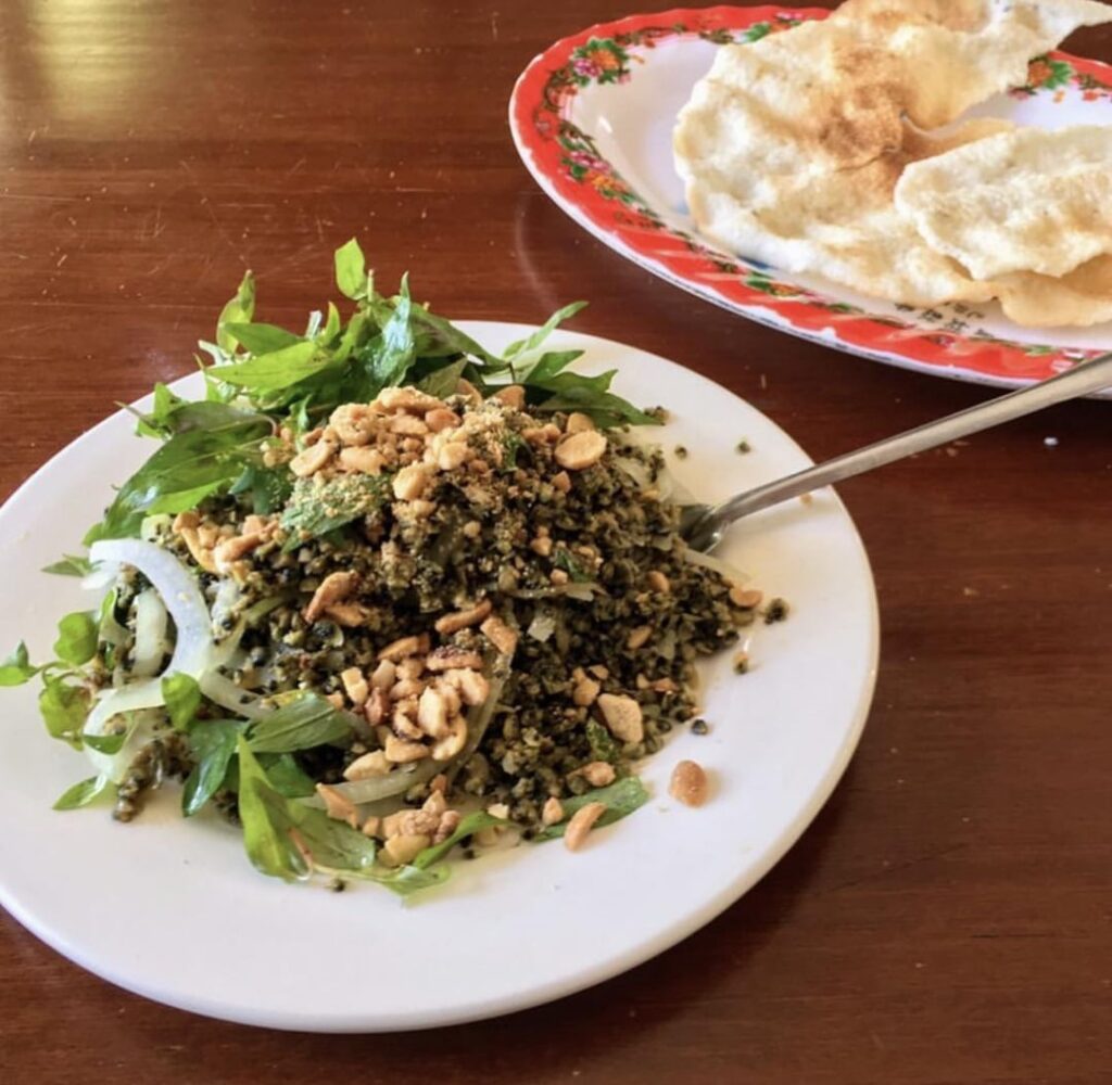 Hến trộn (mixed baby clams) with rice cracker in Hoi An, Vietnam