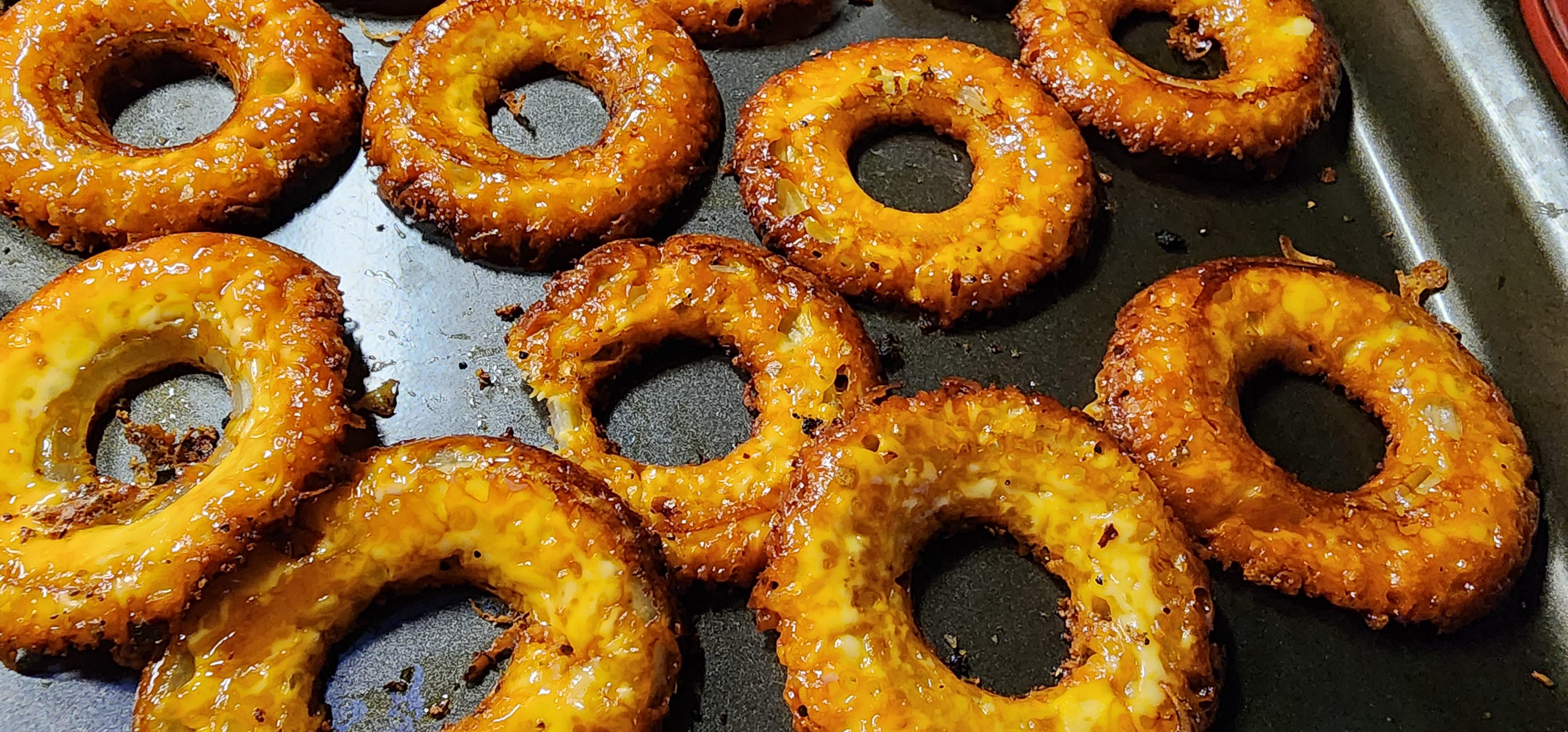 Onion rings in a donut pan Dining and Cooking