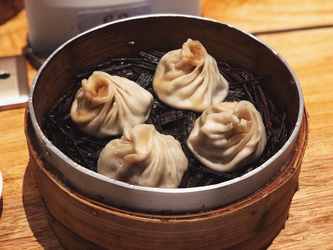 小笼包/soup dumplings from a 61 years old breakfast spot in Nanjing, China
