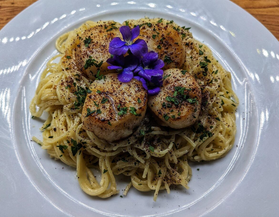 [Homemade] Scallops and creamy garlic pasta