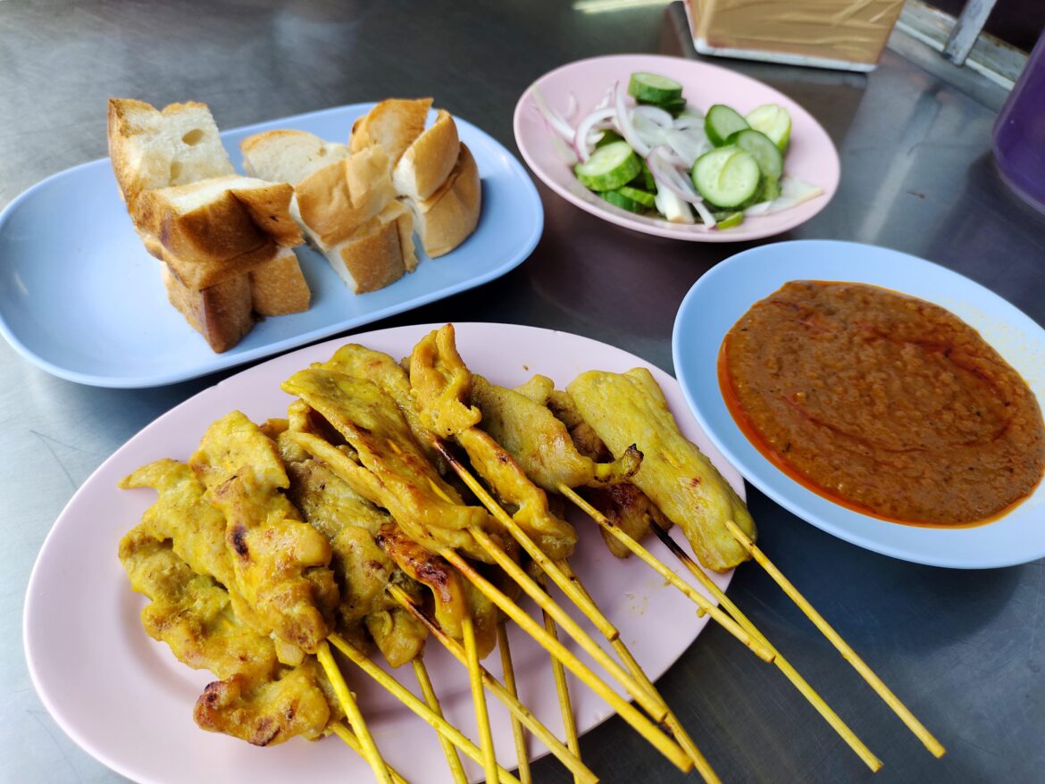 Pork satay w/ peanut sauce