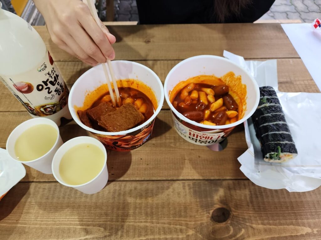 Rainy Day Convenience Store Tteokbokki and Makgeolli!