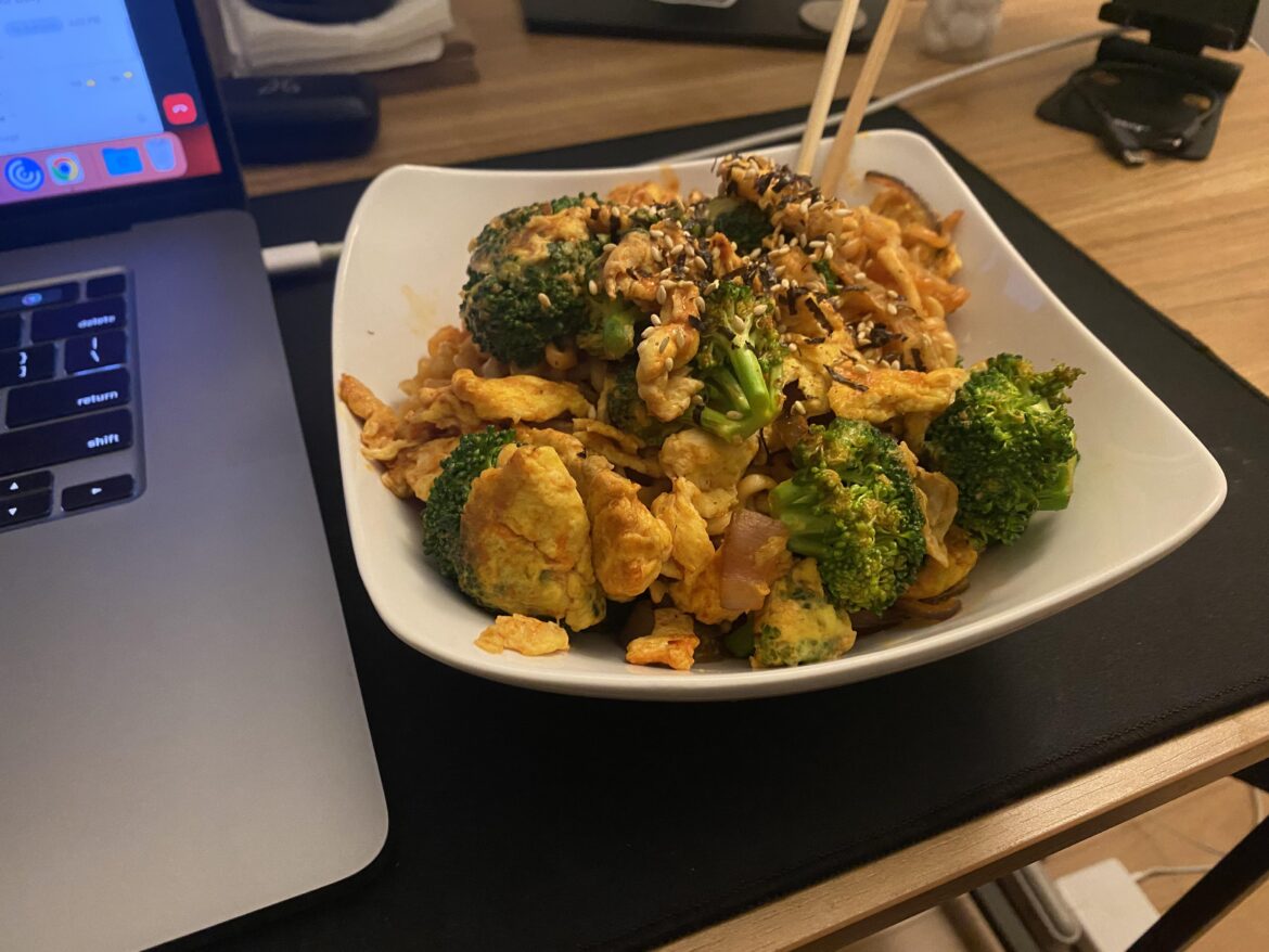 Scrambled eggs and veggies with instant ramen 😋