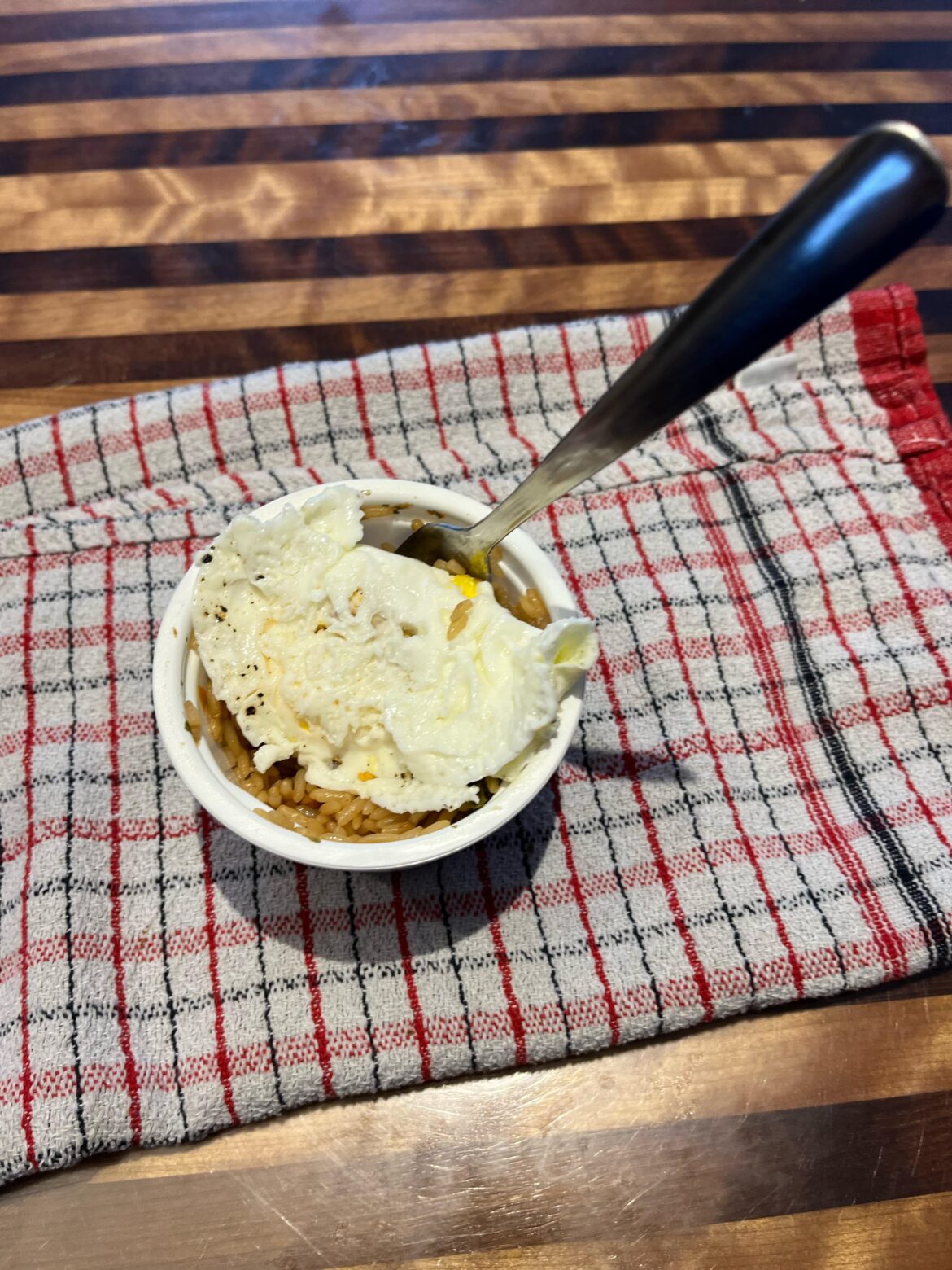 Put an egg on it ! (Microwave rice cup edition)