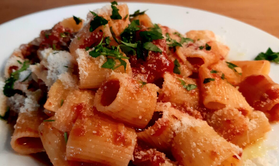 Pasta al ragù di hamburger e pomodori pelati by Vito Chef Italy (Easy recipe but delicious). Try to cook it following my recipe and let me know the result.