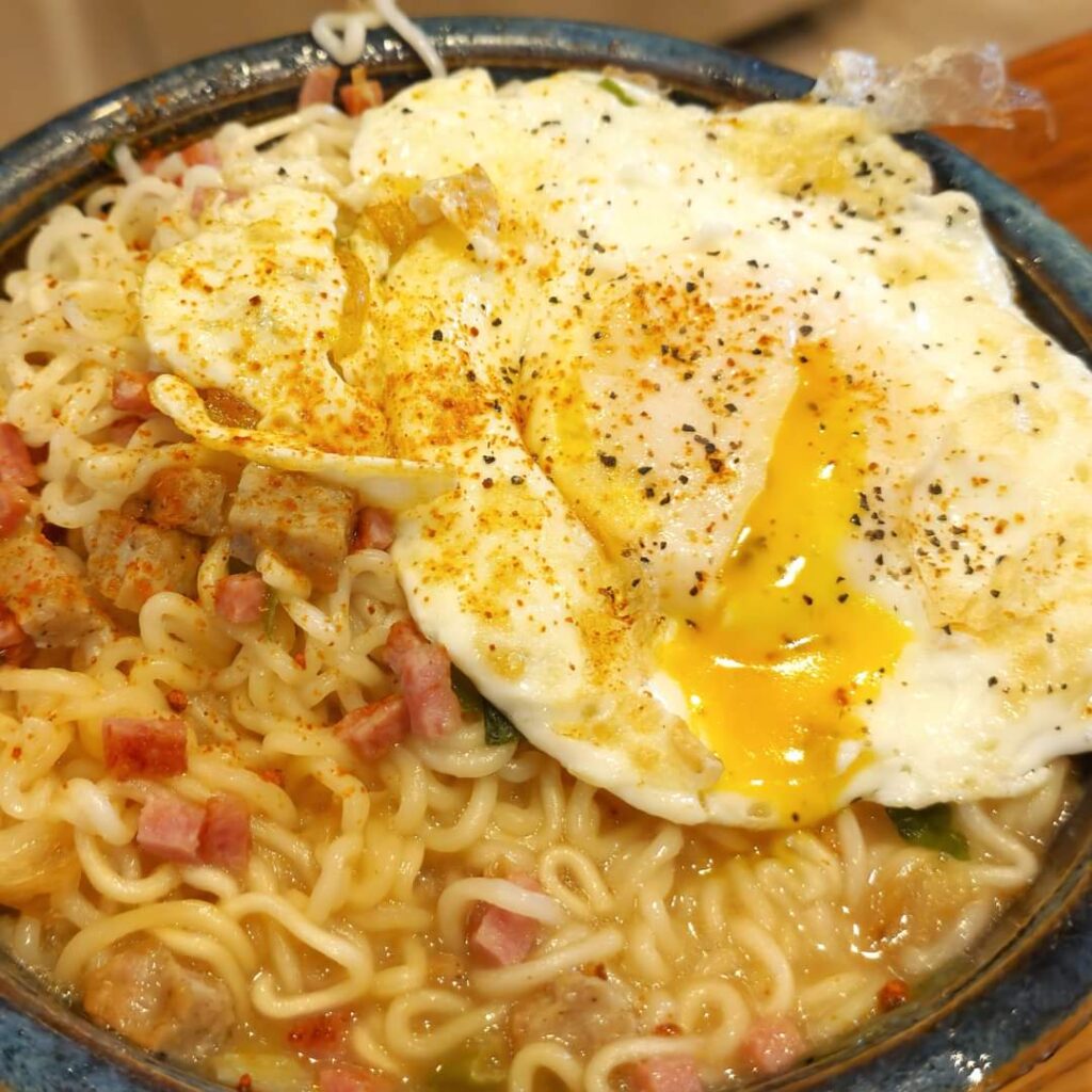 instant noodles with egg