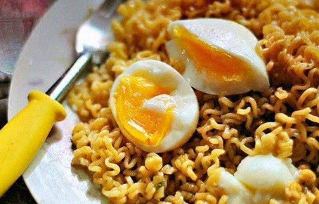 Instant noodles and egg